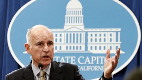 Se espera que el gobernador de California, Jerry Brown, firme la iniciativa que limita la colaboración de la policía local con el Servicio de Inmigración y Aduanas (ICE),.