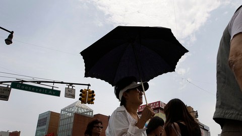 Una mujer trata de refrescarse en Queens, Nueva York, donde la temperatura rebasó los 100 grados.