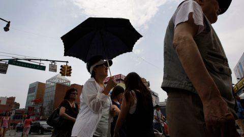 Una mujer trata de refrescarse en Queens, Nueva York, donde la temperatura rebasó los 100 grados.