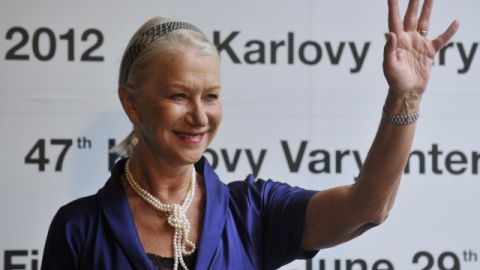 La actriz Helen Mirren se mantiene atractiva con cabello blanco.