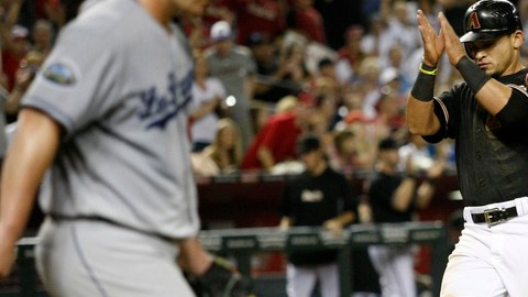 Paul Goldschmidt (der.) celebra con  Jason Kubel después de haber descargado jonrón de tres carreras en el quinto episodio.
