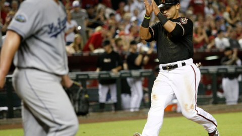 Paul Goldschmidt (der.) celebra con Jason Kubel después de haber descargado jonrón de tres carreras en el quinto episodio.