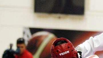 Steven López (d), de Sugar Land, Texas, a la derecha, dando un golpe a TJ Curry, de El Sobrante, California, durante una práctica de taekwondo.