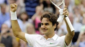 El suizo Roger Federer celebra su victoria  ante el escocés Andy Murray, durante la final del Torneo de Wimbledon que disputaron en el All England Lawn de Londres.