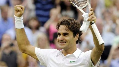 El suizo Roger Federer celebra su victoria ante el escocés Andy Murray, durante la final del Torneo de Wimbledon que disputaron en el All England Lawn de Londres.