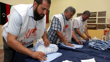 Autoridades electorales libias cuentan votos durante los comicios para elegir el Congreso Nacional del país. Son las primeras elecciones después de 40 años.