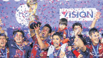 Los jugadores de Cerro Porteño levantan el trofeo como nuevos monarcars del fútbol paraguayo, luedo de superar a su archirrival, Olimpia.