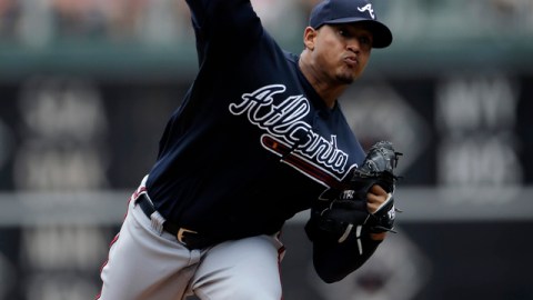 El lanzador de los Bravos, Jair Jurrjens (3-2), en plena faena ayer en el juego que ganó contra Filadelfia.