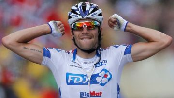 El francés Thibaut Pinot celebra la primera victoria de su país  en el Tour.