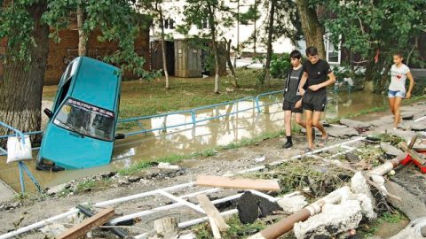 Esta imagen muestra los daños causados por las fuertes lluvias caídas el sábado en la población de Krimski, en la región rusa de Krasnodar.
