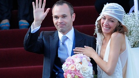 Andrés Iniesta y su ahora esposa Anna Ortiz saludan a sus invitados después de jurarse amor eterno en la ceremonia religiosa.
