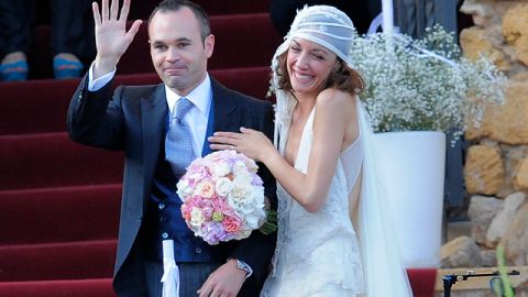 Andrés Iniesta y su ahora esposa Anna Ortiz saludan a sus invitados después de jurarse amor eterno en la ceremonia religiosa.