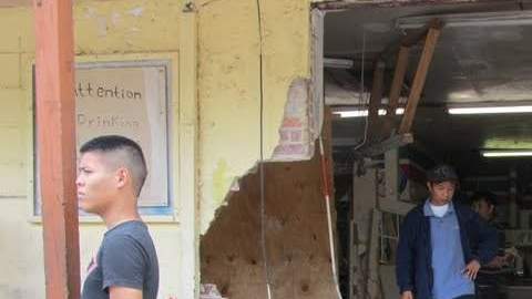 La pared derrumbada de una tienda en Houston por la que sustrajeron un cajero automático.