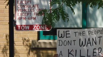 Un grupo de mexicanos en el extranjero protestaron esta mañana frente al consulado mexicano en Chicago.