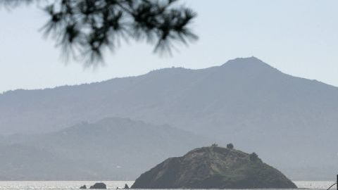 La única manera de llegar a Red Rock, al norte de San Francisco, es por mar o en helicóptero.