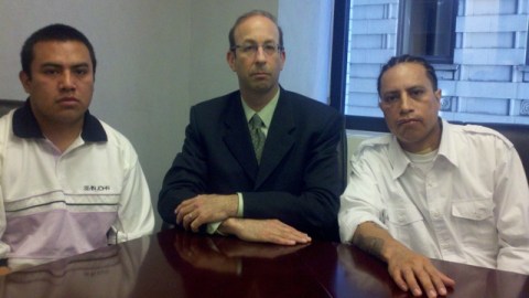 Alfredo López (der.) junto a su abogado Robert Marguiles (centro) y a su hermano Raymundo López, quien también resultó golpeado el 27 de mayo.
