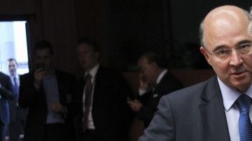 El ministro francés de Economía, Pierre Moscovici (i), el primer ministro italiano, Mario Monti (c), y el ministro irlandés de Finanzas, Michael Noonan (d), durante la reunión de los ministros de Finanzas de la UE, en Bruselas, Bélgica.