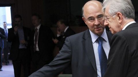 El ministro francés de Economía, Pierre Moscovici (i), el primer ministro italiano, Mario Monti (c), y el ministro irlandés de Finanzas, Michael Noonan (d), durante la reunión de los ministros de Finanzas de la UE, en Bruselas, Bélgica.