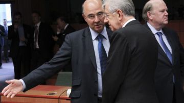 El ministro francés de Economía, Pierre Moscovici (i), el primer ministro italiano, Mario Monti (c), y el ministro irlandés de Finanzas, Michael Noonan (d), durante la reunión de los ministros de Finanzas de la UE, en Bruselas, Bélgica.