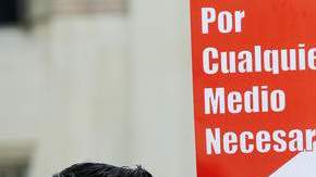 Estudiantes de UCLA se manifiestan en Los Ángeles a favor del DREAM Act.