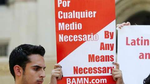Estudiantes de UCLA se manifiestan en Los Ángeles a favor del DREAM Act.