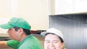 Daniel Morelos (der.), dueño de una taquería donde la mayoría de sus empleados participan en la 'tanda'.