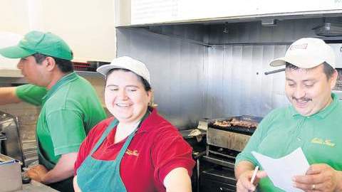 Daniel Morelos (der.), dueño de una taquería donde la mayoría de sus empleados participan en la 'tanda'.