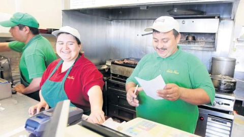 Daniel Morelos (der.), dueño de una taquería donde la mayoría de sus empleados participan en la 'tanda'.