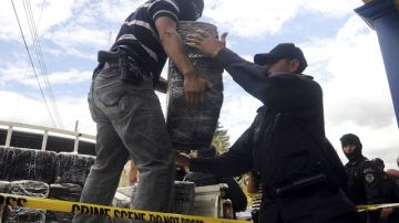 Policías nacionales descargan paquetes de cocaína que fueron traídos a Tegucigalpa, Honduras, el pasado martes 3 de julio.