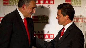 El presidente electo, Enrique Peña Nieto, derecha, conversa con el general colombiano, Oscar Naranjo durante un encuentro en junio pasado.
