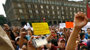 Decenas de miles de manifestantes de izquierda en México rechazan el conteo de las comicios.