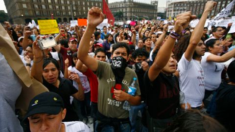 Decenas de miles de manifestantes de izquierda en México rechazan el conteo de las comicios.