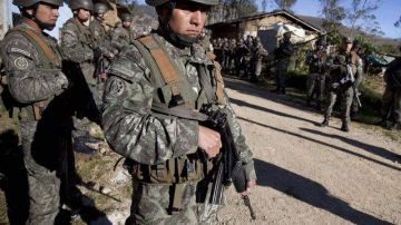 Militares del Ejército resguardan  un sector de la localidad de Celedín, en el departamento de Cajamarca.