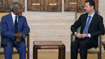 El enviado internacional Kofi Annan (izq.) se reunió por más de dos horas con el presidente sirio Bashar Assad.