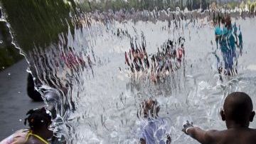 El aire fresco soplaba hacia el sur en la mitad este del país, lo que bajaba ligeramente las temperaturas en comparación con las máximas del sábado.