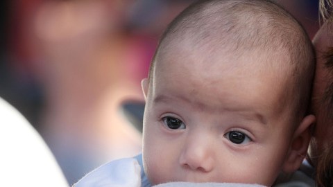 Amamantar al bebé trae beneficios psicológicos y nutricionales..