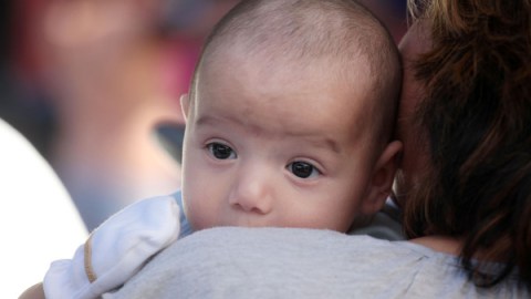 Amamantar al bebé trae beneficios psicológicos y nutricionales..