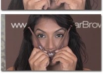 El instrumento, que parece un compás, le mostrará dónde empezar, cómo arquearlas y cómo tiene que darle forma a sus cejas para que queden simétricas ya que tiene en cuenta su forma de la cara.