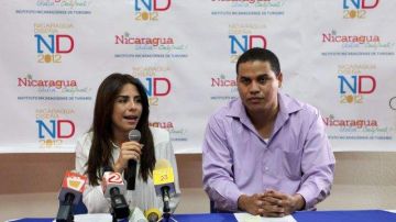 La diseñadora de modas nicaragüense Shantall Lacayo y el director de promoción y mercadeo del Instituto Nicaragüense de Turismo (Intur), Julio Videa, convocaron una rueda de prensa para informar sobre la Semana de la Moda "Nicaragua Diseña 2012".