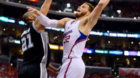 Tim Duncan (izq.) trata de  bloquear un disparo de Griffin.