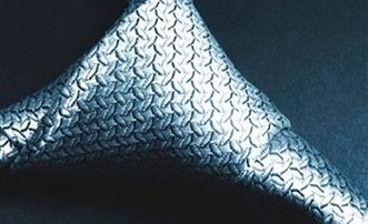 “Fifty Shades of Grey” trata sobre la relación erótica entre el millonario Christian Grey y la universitaria Anastasia Steel.