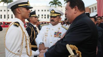 El presidente de Venezuela, Hugo Chávez (d), participa en el acto de graduación de los Oficiales de Comando de la Fuerza Armada Nacional Bolivariana (Fanb).