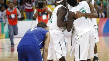 Los nigerianos festejan su clasificación para los Juegos Olímpicos de Londres tras derrotar a República Dominicana en el repechaje jugado en Venezuela.