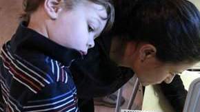 Una mujer vota en las primarias de California.