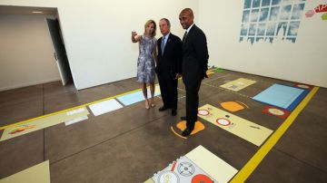 El alcalde Michael Bloomberg observa el área de la cocina de un modelo a gran escala de un apartamento de 300 pies cuadrados, ayer en la ciudad de Nueva York.