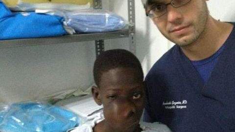 Antes de la operación, el presidente de la Fundación Haití se Pone en Pie, el doctor Humberto Guzmán, departió con el niño haitiano Gerilon Mondesir.