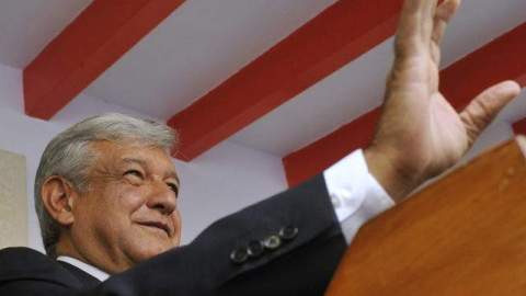 Andrés Manuel López Obrador, habla con periodistas en su casa de campaña.