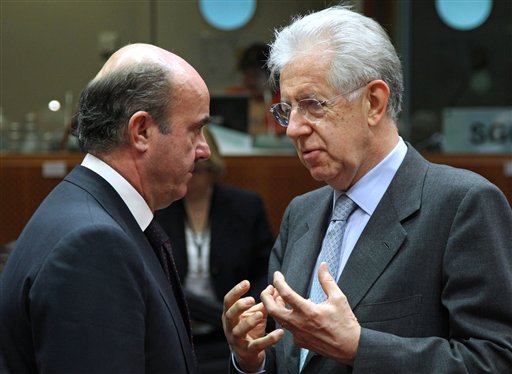 Monti (derecha) habla con el Ministro de Finanzas español, Luis de Guindos hoy en Bruselas.