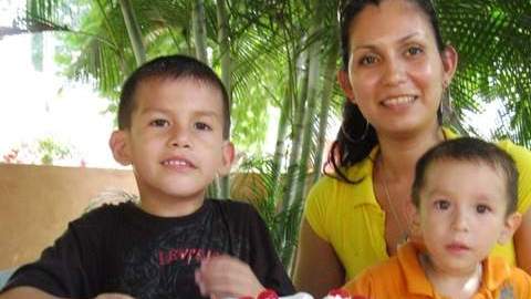 Claudia Rodríguez, en tiempos más felices, junto a sus hijos Gustavo y Octavio, quienes fueron trasladados al norte de California.