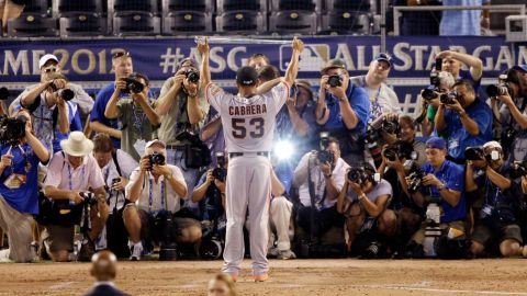 Melky Cabrera, de los Gigantes de San Francisco, muestra su trofeo de jugador más valioso.